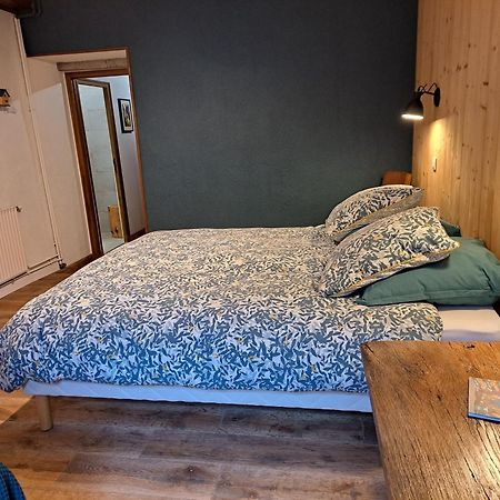 Le Sareymond Bed & Breakfast Menée Екстериор снимка