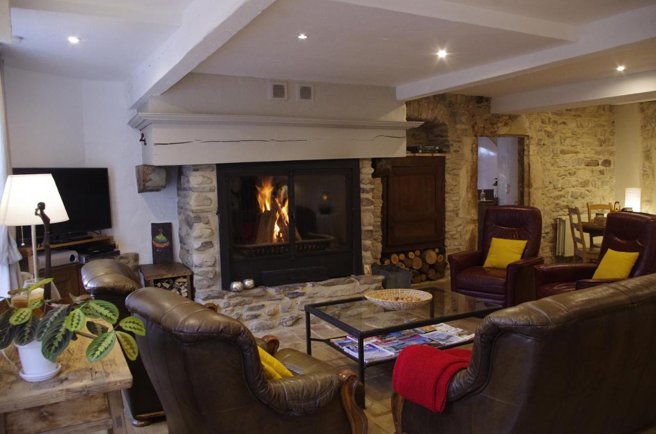 Le Sareymond Bed & Breakfast Menée Екстериор снимка