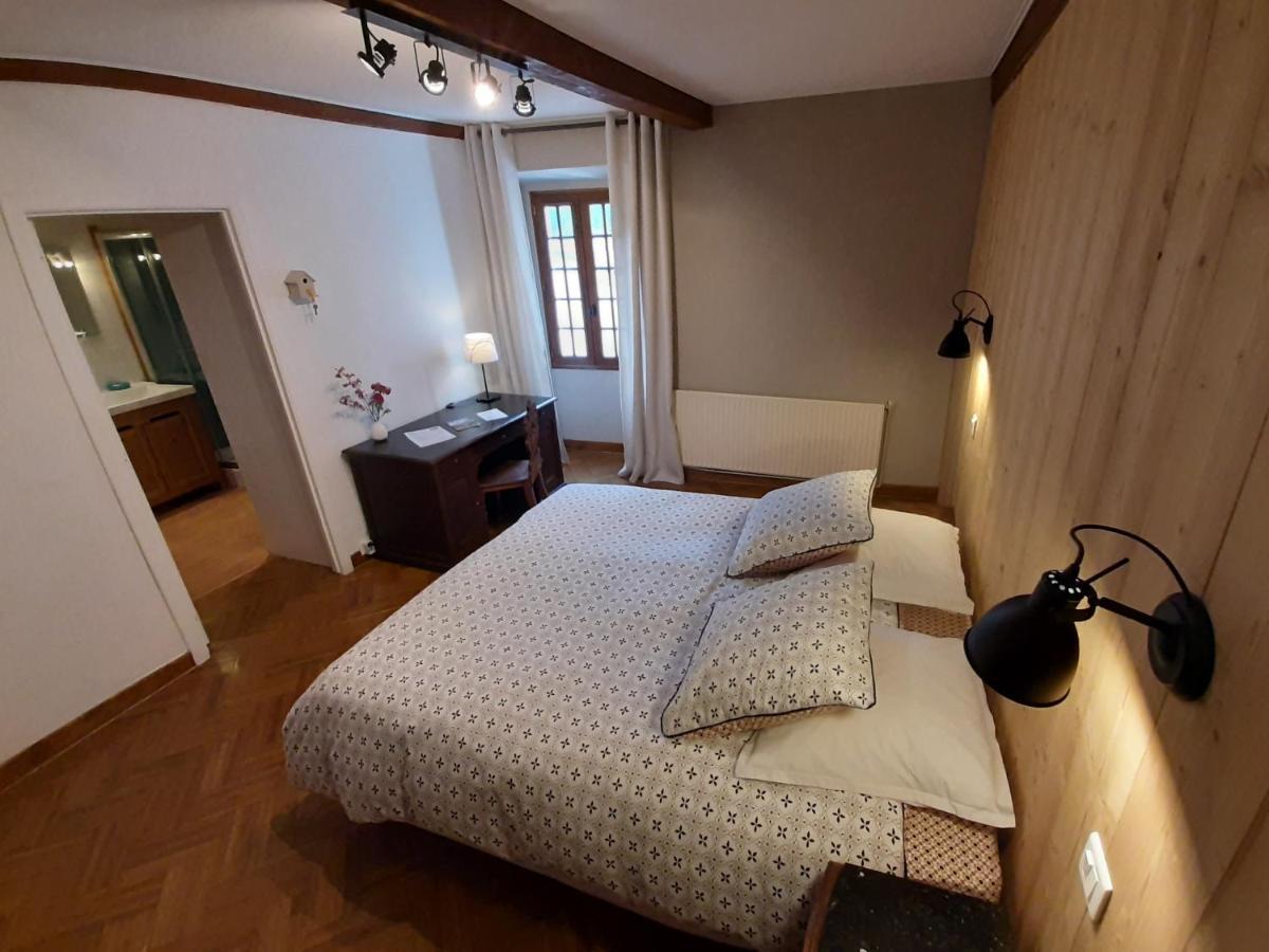 Le Sareymond Bed & Breakfast Menée Екстериор снимка