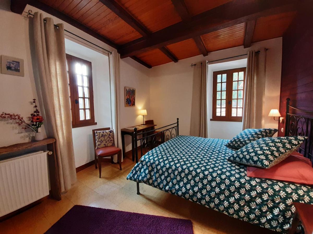 Le Sareymond Bed & Breakfast Menée Екстериор снимка
