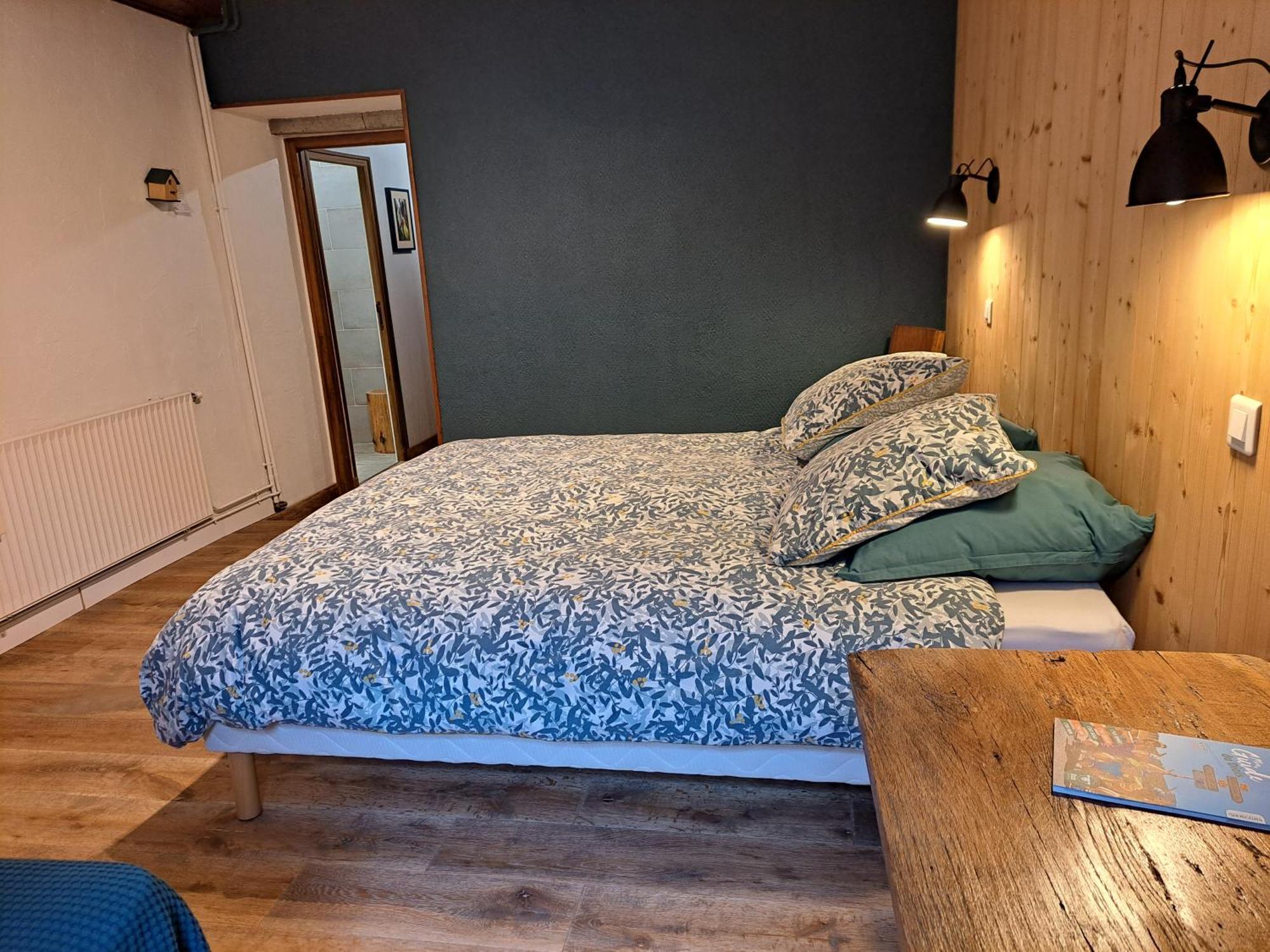 Le Sareymond Bed & Breakfast Menée Екстериор снимка