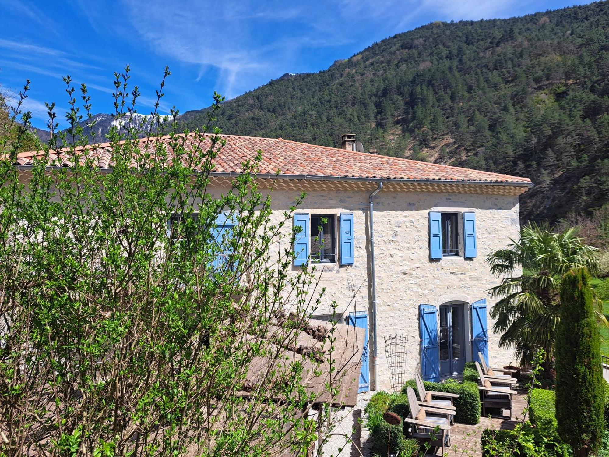 Le Sareymond Bed & Breakfast Menée Екстериор снимка