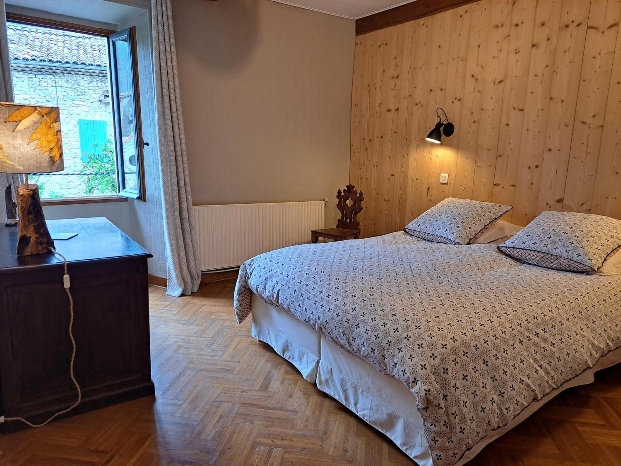 Le Sareymond Bed & Breakfast Menée Екстериор снимка