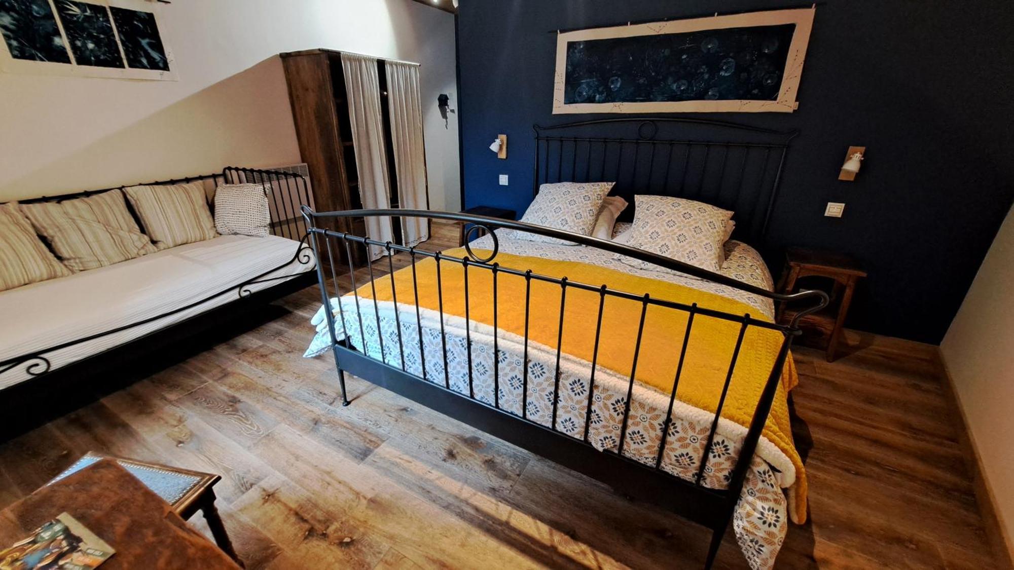 Le Sareymond Bed & Breakfast Menée Екстериор снимка