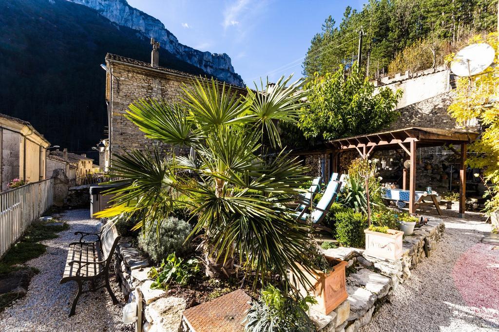 Le Sareymond Bed & Breakfast Menée Екстериор снимка
