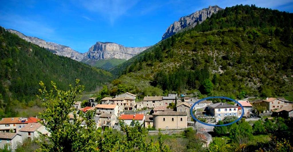 Le Sareymond Bed & Breakfast Menée Екстериор снимка